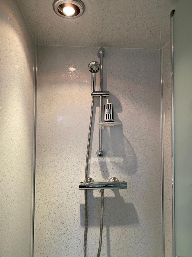 1 Luxurious Double Bedroom With Private Shower Reading Exterior foto